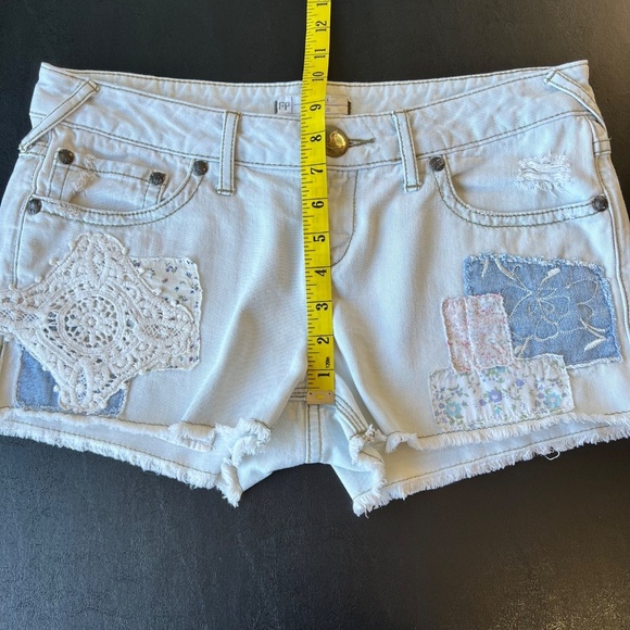 Free People Crochet and Patchwork Cut-Off Jean Shorts sz 29 - Picture 7 of 8
